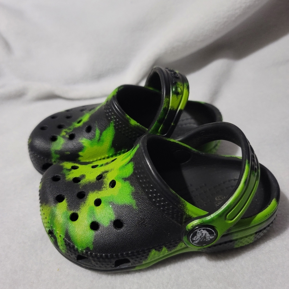 Crocs green tied dye size 6c